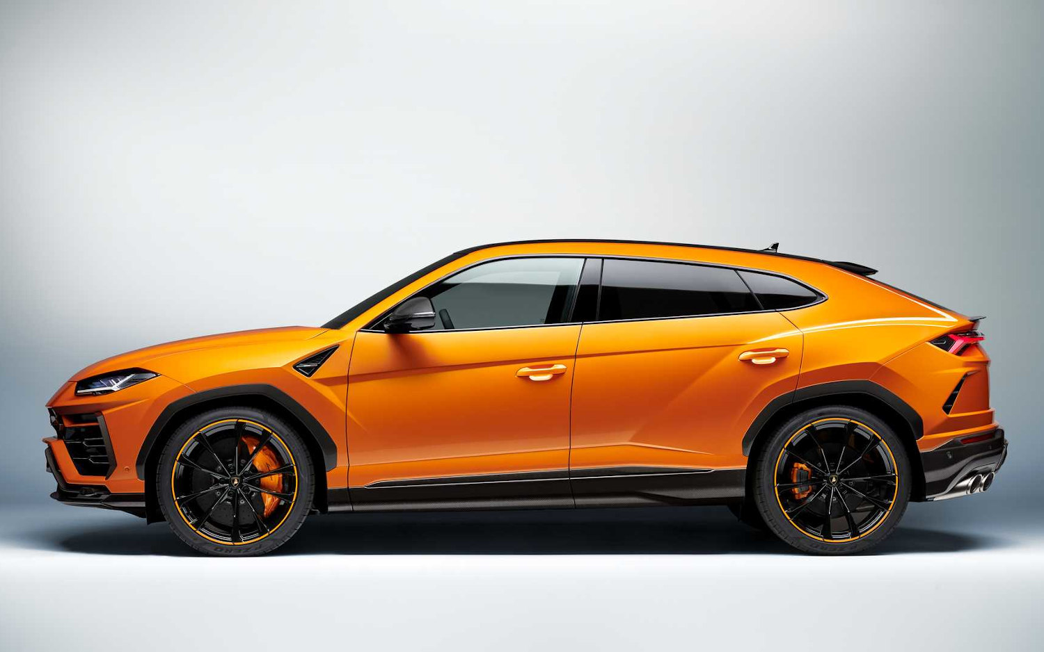 Urus Pearl Capsule 2021 SUV Drive